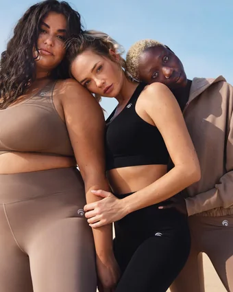 Oceans-Apart-Kampagne: drei Models in Sportswear in Naturtönen