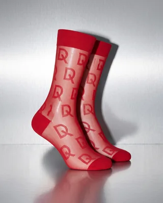 D-SoQs: transparente rote Socken auf Stahl