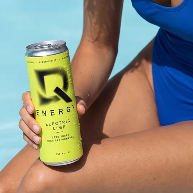 Kampagne: Demi mit der Dose am Pool