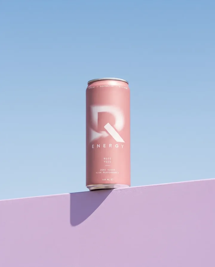 Rose Yuzu auf einer lila Mauer unter blauem Himmel