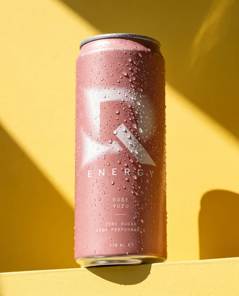 Packshot von Rose Yuzu vor einer gelben Wand